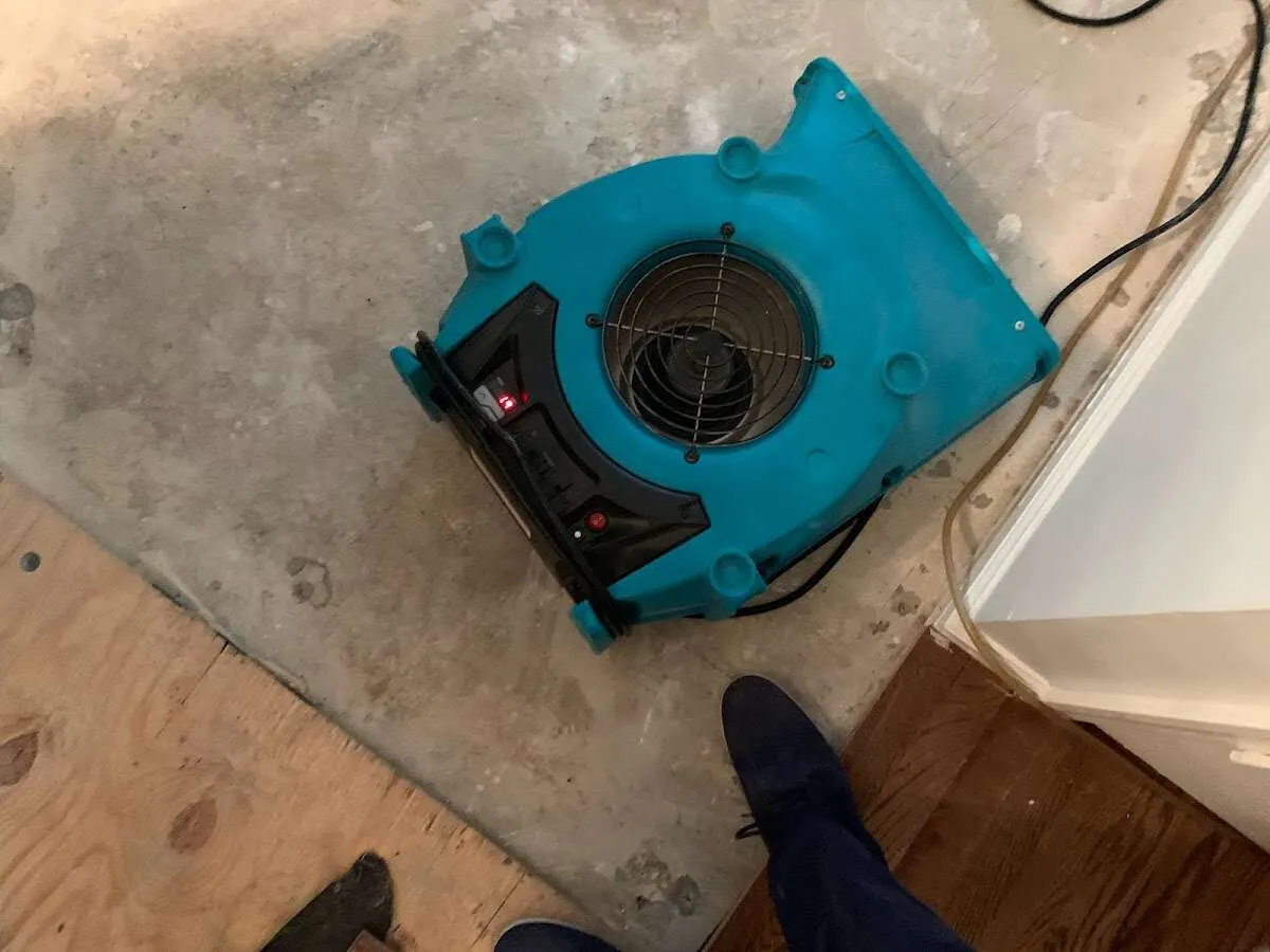 Air mover drying subfloor during Leak Detection & Repair in Lincolnshire